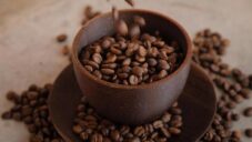 Coffee Kreis vyrábějí z kávového odpadu hrnečky a cestovní hrnky vonící kávou