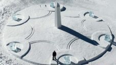 Daniel Arsham vytvořil z ledu a sněhu 20metrové sluneční hodiny Light & Time