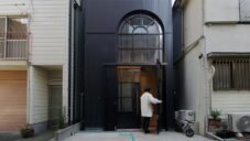 Tokijský rodinný dům vyrostl na ploše široké jako parkovací místo pro auto