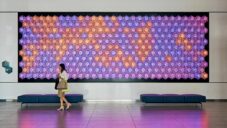 Chameleon Wall je stěna ze skleněných čoček hrající barvami podle textu zaslaného SMSkou