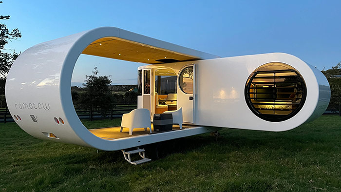 Romotow vytvořil automaticky výsuvný a otočný karavan s integrovanou krytou terasou
