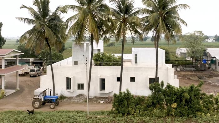 Vesnický dům v indickém státě Maháráštra je celý bílý a jeho plochá střecha slouží jako velká terasa