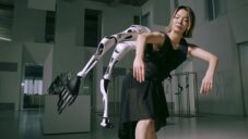 Jizai Arms jsou nositelná a odnímatelná robotická ramena ovládaná samotným nositelem