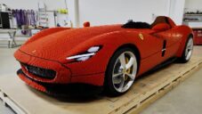 Designéři z Lego postavili z tisíců kostek sporťák Ferrari Monza SP1 v životní velikosti