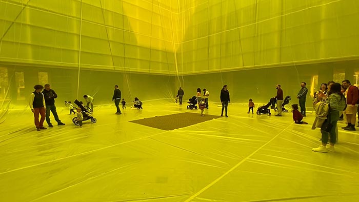 V Barceloně vestavěli do jednoho z veřejných prostorů žlutý balón nafukující se sám