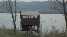 Maďarská podomácku postavená sauna má obrovské okno s výhledem na jezero