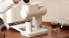 Timemore navrhl promyšlený elektrický mlýnek na kávu připomínající spíše sochu