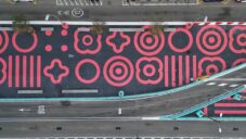 Barcelona pomalovala grafickými symboly ulice a dala větší prostor chodcům i dětem