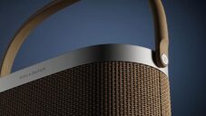 Přenosný reproduktor Beosound A5 od Bang & Olufsen je krytý dřevem i tkaným papírem