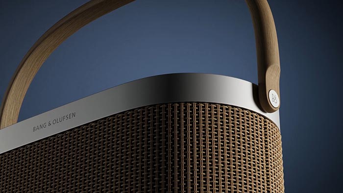 Přenosný reproduktor Beosound A5 od Bang & Olufsen je krytý dřevem i tkaným papírem