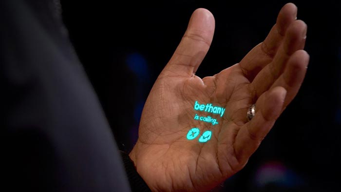 Humane Ai Pin je počítač v náprsní kapse schopný nahradit mobil i chytré hodinky
