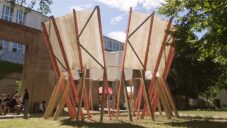 Material Circle je experimentální studentský pavilon postavený ze stavebního odpadu