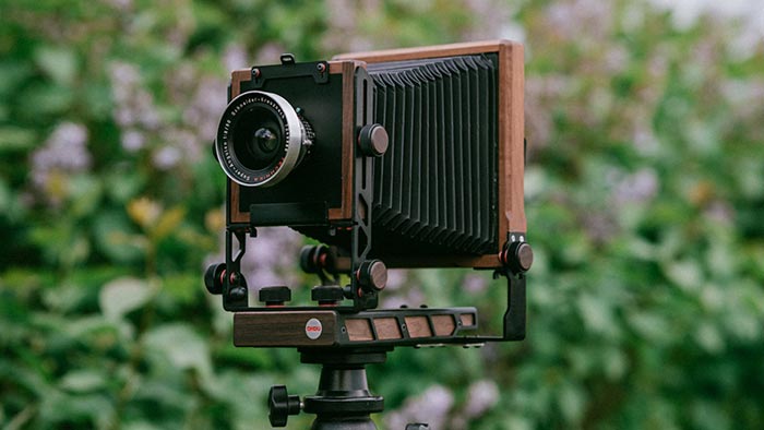 Slovinský konstruktér dřevěných fotoaparátů oživil výrobu velkoformátových přístrojů s měchem