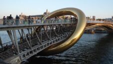 Němečtí umělci zavěsili obří zlatý prstenec na most pro pěší v centru Paříže