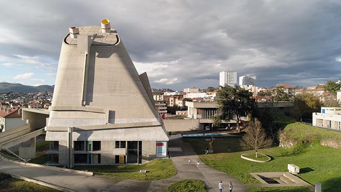 Francouzský kostel od Le Corbusiera se dočasně proměnil na jedno velké hřiště