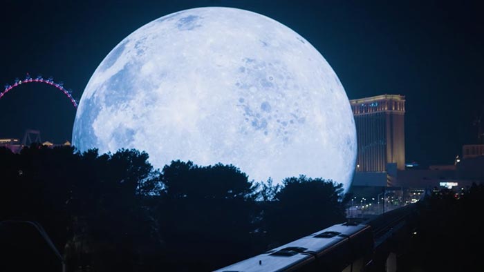Las Vegas dokončilo obrovskou koncertní síň Sphere s fasádou fungující jako projekční plocha
