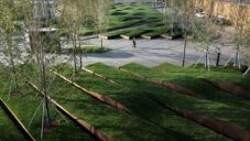 U hotelu Le Meridien vznikl travnatý park z vlnovek odkazující na tkaní hedvábí