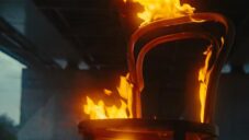 Polské studio Iskry opálilo klasickou Thnonetovu židli pro zvýraznění kresby dřeva