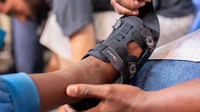 Because vyrábí pro děti v rozvojových zemích důmyslně navržené rostoucí boty