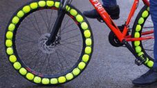 Američan vyměnil vzduch v duších v jízdním kole za 60 tenisových míčků