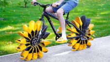 Američan vyrobil jízdní kolo se žlutými a černými pantoflemi místo klasických plášťů