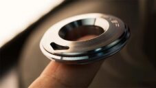 Tiroler je miniaturní titanový metr a tvarem připomínajícím prsten nebo minci