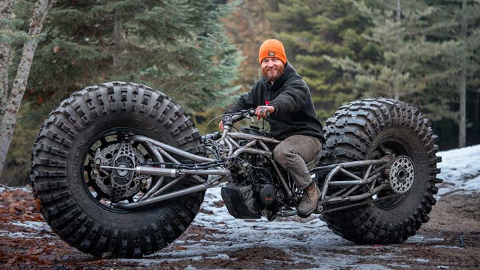 Tým amerických kamarádů si postavil offroadový Chopper se 46palcovými koly