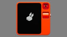 Rabbit R1 je společník do kapsy s umělou inteligencí a otočným foťákem