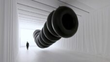 Newyorské muzeum zaplnily velké černé nafukovací kruhy pohybující se v prostoru