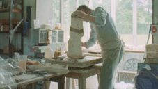 Philip Eglin vytváří z hlíny ve svém ateliéru sochy spojující dávnou historii se současností