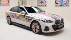 BMW i5 Flow Nostokana je vůz s karoserií měnící své barvy na výtvarné obrazce