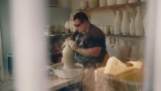 DeafBlind Potter je nevidomý hrnčíř vyrábějící na hrnčířském kruhu neopakovatelné originály