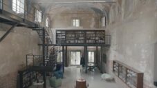 Italský fotograf Massimo Vitali ukazuje svůj domov vybudovaný v bývalém kostele