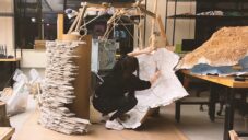 Studentka z MIT se pokusila z různých typů odpadů vytvořit malý skládací domek