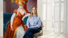 Ewa Juszkiewicz maluje surrealistické portréty dívek se zahalenými tvářemi