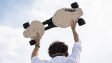 Linky 2.0 je skládací a roztahovací longboard s elektrickým pohonem