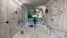 Americký hudebník vytvořil instalaci ze samohrajících trumpet připojených na myšlenky posluchače