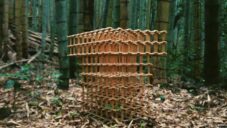Arashi Abe vytvořil ekologickou stoličku z bambusových tyček a konopného provazu