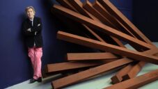 Bernar Venet ukazuje své sochy a monumentální instalace postavené na matematice