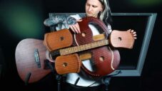 Rakouský kytarista Bernth si postavil skvěl hrající kytaru se 100 strunami