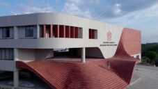 Na jihu Indie vyrostla škola architektury a plánování s unikátním schodištěm z cihel