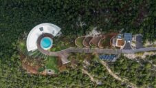 Na kopci v Libanonu vyrostla prohnutá vila SkyHeaven s kulatým bazénem uprostřed