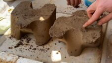 Manufactura vyrobila z přírodních a odpadních materiálů stavební prvek Terrablocks