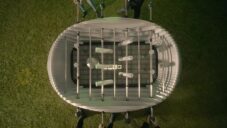 Harbour Cup je podivný stolní fotbálek bez branek poskládaný z hranolů