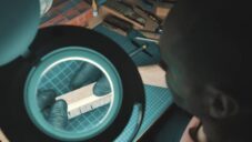 Německý designér ručně vyrábí minimalistickou krabičku ze dřeva a kovu ukrývající kartáčky na vinyly