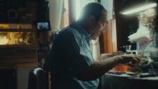 Slavný italský hodinář Rodolfo Saviola ukazuje svou dílnu a vypráví životní příběh