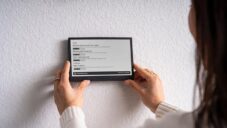 TRMNL je bezdrátový černobílý displej z elektronického papíru ukazující data z vašich aplikací
