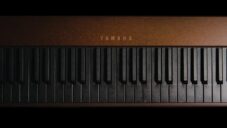 Yamaha vyrobila z odpadního dřeva piano Torch T01 z dřevěnými klávesami v černé barvě