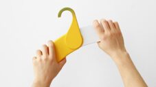 Banannang je skládací ramínko na oblečení připomínající tvarem i barvou banán