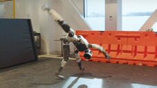 Vylepšený robot Atlas od Boston Dynamics umí přirozeně chodit nebo dělat přemety jako člověk